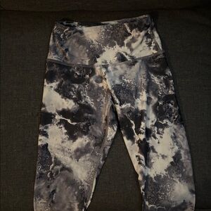 Tie-Dye Capri Leggings in Black and Cream
